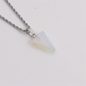Macro d'une chaîne en acier inoxydable avec pendentif triangle en opale blanche sur blanc
