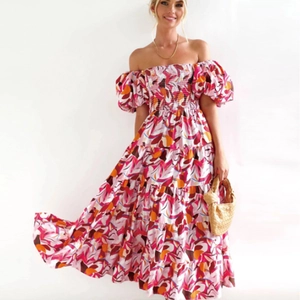 Vestido largo bohemio floral con hombros descubiertos, falda de capas y mangas abullonadas