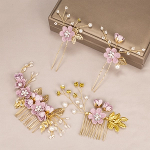 Dettaglio del set di pettini per capelli con fiori rosa, perle e foglie d'oro