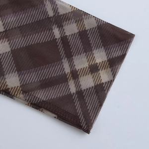 Détail de la texture du tissu en maille à carreaux marron avec structure respirante