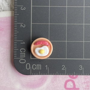Detailed view of 1.5cm miniature fried egg and sausage plate for DIY resin crafts