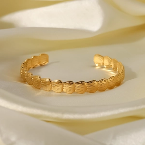 Bracelet jonc ouvert en acier inoxydable plaqué or 18 carats avec texture coquillage