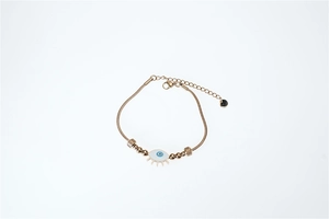 Vue détaillée du charme œil porte-bonheur sur bracelet chaîne serpent dorée ajustable