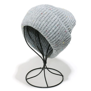 Détail du bonnet en maille grise avec points colorés en fil neps et texture côtelée