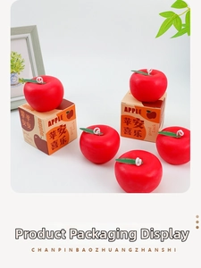 Primer plano de velas aromáticas en forma de manzana roja con cajas de regalo