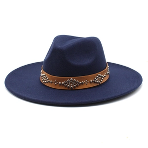 Dettaglio cappello in lana blu navy con fascia in pelle marrone e borchie argentate