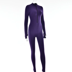 Détail du body violet à manches longues avec fermeture éclair et fentes pour pouces