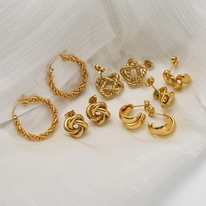Lot de 5 paires de boucles d'oreilles créoles et nœuds en acier doré 18 carats