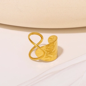 Bague ouverte irrégulière en acier inoxydable doré 18K avec texture martelée sur de la soie