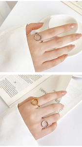 Anillos abiertos ajustables en oro y plata presentados en un estilo de vida moderno