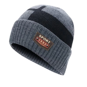 Bonnet d'hiver en maille côtelée gris et noir avec écusson en cuir sport et rivets métal
