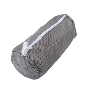 Bolsa de malla gris para lavar zapatos en lavadora con cremallera blanca y asa