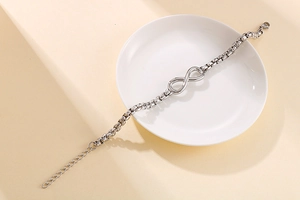 Vue détaillée du bracelet infini en argent avec finition polie et chaîne de réglage