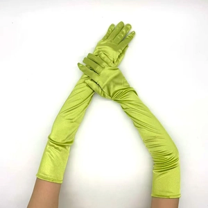 Dettaglio dei guanti lunghi da opera in raso verde lime con finitura lucida setosa