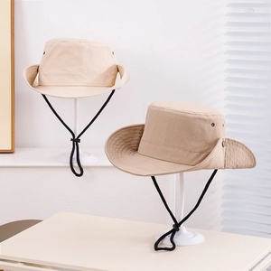 Vue détaillée de chapeaux pare-soleil beige et kaki avec cordon réglable coupe-vent