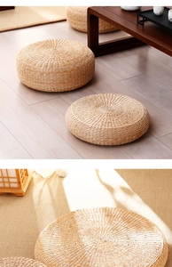 Dettaglio del cuscino tatami in paglia intrecciata a mano con trama a spirale e fibra naturale