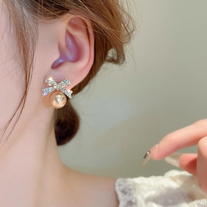 Élégantes boucles d'oreilles nœud doré avec strass et perle champagne pour femme