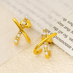 Crossed C-shaped 18k gold plated earrings with white pearls and sparkling cubic zirconia