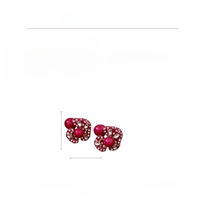 Dettaglio macro degli orecchini vintage in acrilico rosa con dimensioni 3 cm e materiali