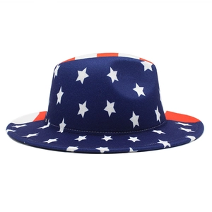 Détail du chapeau Fedora drapeau USA avec étoiles blanches sur tissu en feutre bleu