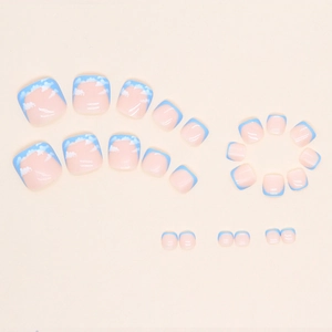 Unghie finte piedi French blu con motivi a nuvola bianca su base color carne