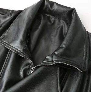 Veste en cuir noir surdimensionnée à la mode avec détails du col et fermeture éclair