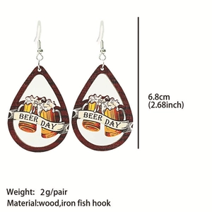 Détail des boucles d'oreilles en bois Beer Day en forme de goutte avec mesures de 6,8 cm