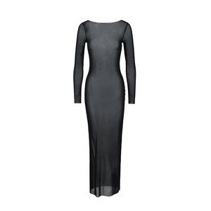 Détail du tissu en maille transparente noire d'une robe maxi ajustée à manches longues