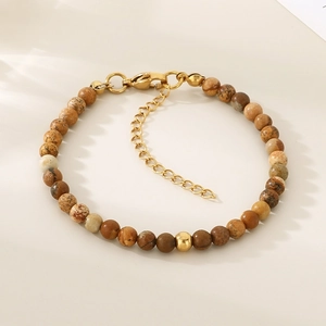 Détails des perles en œil de tigre et du fermoir doré réglable sur le bracelet