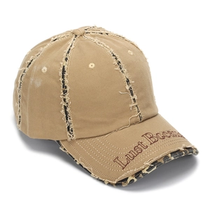 Détail d'une casquette de baseball kaki vieillie avec bords léopard et broderie rouge