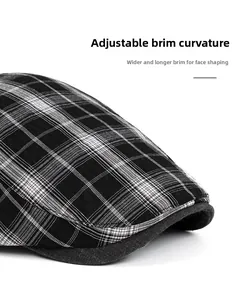 Détail de la visière incurvée réglable et large sur la casquette à carreaux noir et blanc