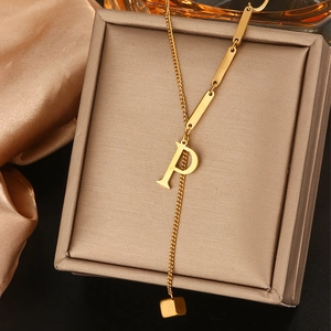 Macro-opname van gouden hanger met letter P aan fijne ketting op een sieradendoosje
