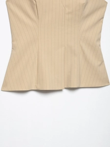 Detailaufnahme der beigen Rippstoff-Textur einer Weste mit geraffter Taille für Damen