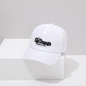 Detalle de gorra blanca de algodón con bordado 3D Chi Omega negro y costuras de calidad