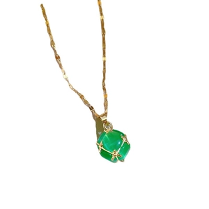 Minimale goldene Titanstahlkette mit einem grünen quadratischen Katzenaugen-Steinanhänger
