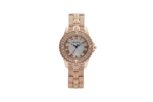 Détails d'une montre pour femme en or rose sertie de cristaux et de chiffres romains