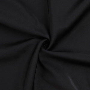 Gros plan sur un élégant tissu en satin noir avec une texture lisse et des plis doux