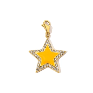Dettaglio macro del ciondolo a stella con smalto giallo e bordo in strass scintillanti