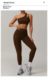 Détail d'ensemble de yoga brun bouleau avec brassière asymétrique et legging taille haute