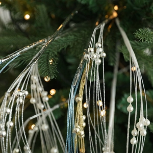 Pics de Noël étincelants avec branches pailletées et perles en or et argent festif