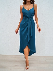 Détail d'une robe en satin bleu paon avec nœud à la taille et décolleté en V profond