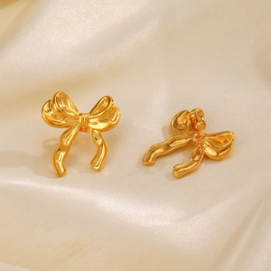 Boucles d'oreilles nœud en acier inoxydable doré 18 carats sur tissu en soie beige