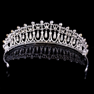 Dettaglio corona da sposa barocca con filigrana d'argento e perle a goccia bianche