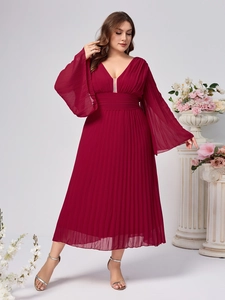 Abito lungo taglie forti bordeaux con scollo a V e maniche a campana pieghettate