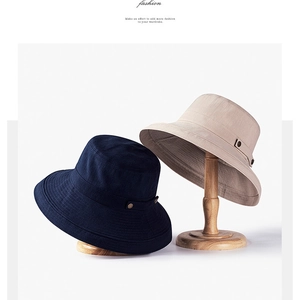 Détail de chapeaux de soleil en toile de coton avec ceintures décoratives et boucles en métal