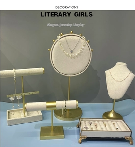 Ensemble présentoir bijoux doré de luxe avec bustes en velours et supports de bagues