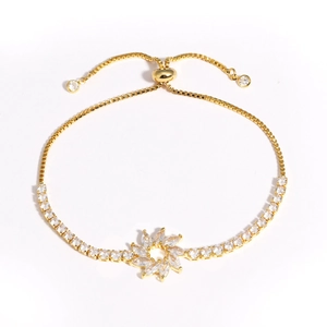 Détail du pendentif tournesol en zircons et fermoir coulissant ajustable en chaîne dorée