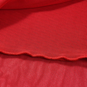 Makroaufnahme von hochwertigem rotem Netzstoff mit feinen Nähten und transparenter Textur