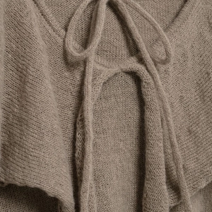 Haut en maille gris-brun pour femme avec lien à nouer et détails à volants