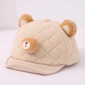 Dettaglio cappello neonato in pile beige con orecchie da orso 3D e bordo in velluto